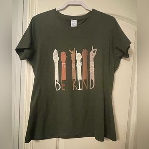Green (L) “Be Kind” Sign Language Hand Talking Teachers Interpreter ASL T-Shirt